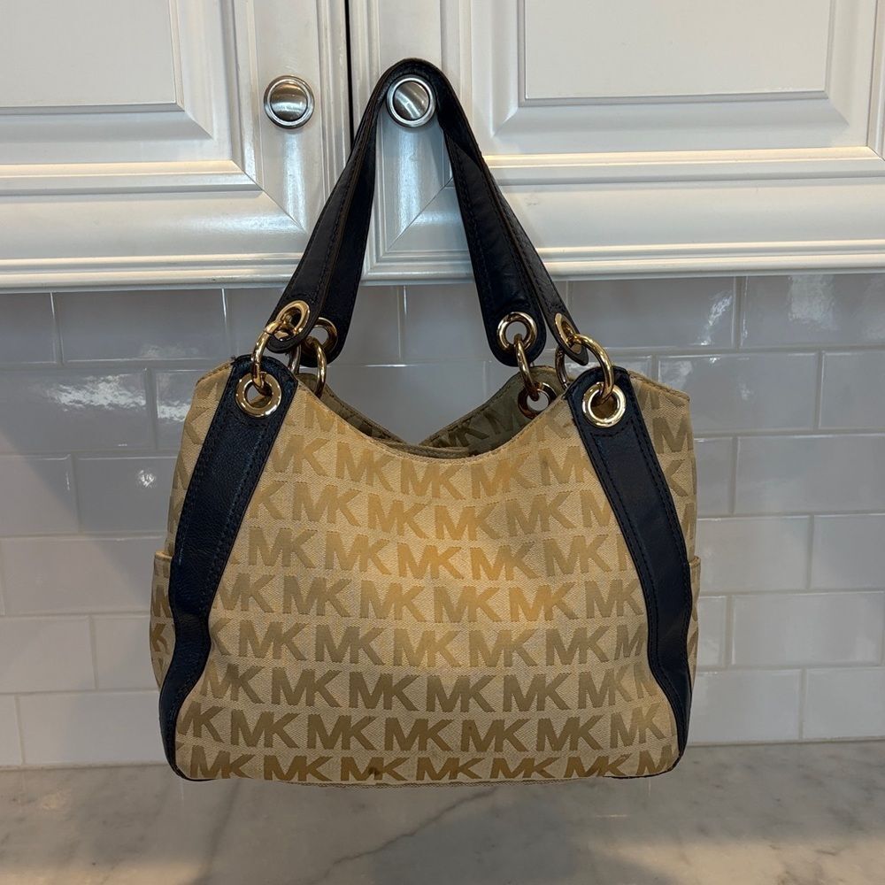 Michael Kors Bag Purse Handbag Ludlow Canvas Signature Drawstring Shoulder Bag - Picture 5 of 17